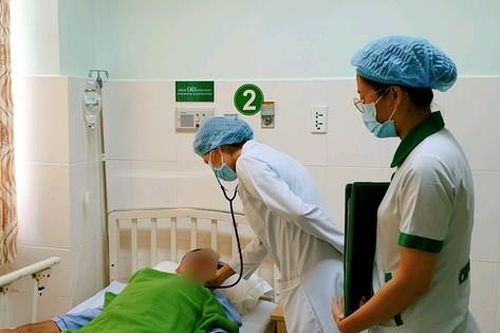 Hy hữu xương ống heo mắc trong phế quản khiến bệnh nhân khó thở gần 1 năm