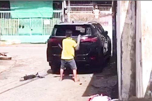 Ô tô đỗ chắn cửa, chủ nhà đập vỡ kính gây bức xúc