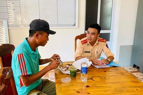 Cảnh sát giao thông Sơn La hỗ trợ người cơ nhỡ trên đường về quê