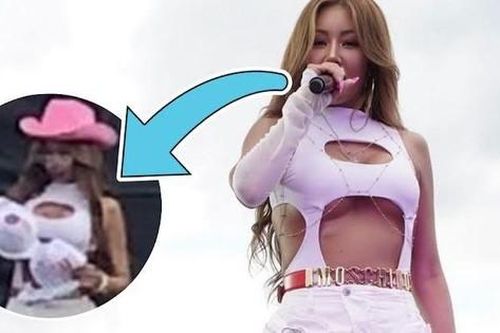 Đang biểu diễn, 'Nữ hoàng rap xứ Hàn' bị khán giả ném áo ngực lên sân khấu