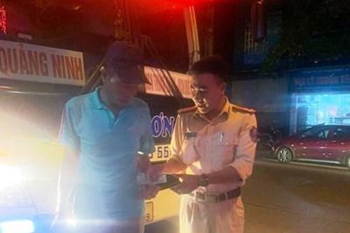 Mất sạch tiền, bị nhà xe thả giữa đường, người đàn ông được lực lượng Công an giúp đỡ