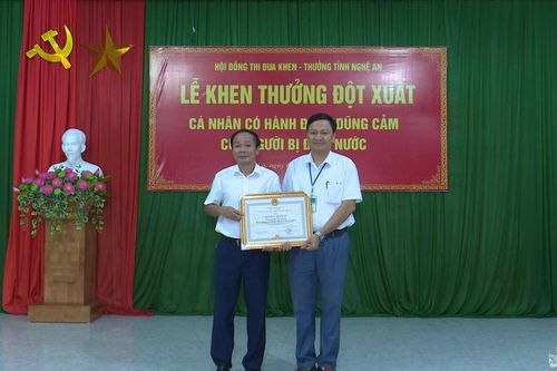 Trao tặng Bằng khen của Chủ tịch UBND tỉnh cho Bí thư Đảng ủy phường dũng cảm cứu người bị đuối nước