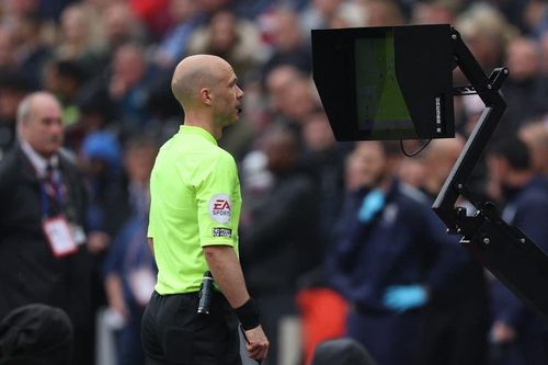 Premier League sẽ công khai cuộc trao đổi của các trọng tài VAR