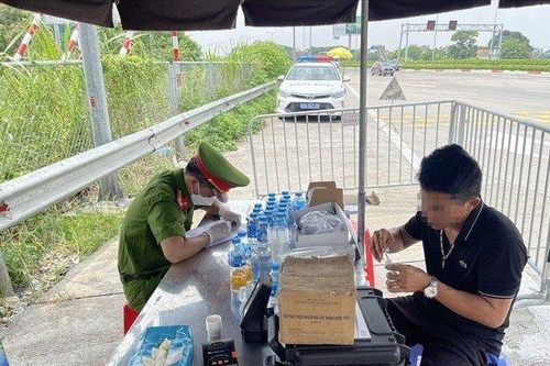 Tài xế chây ỳ hơn 2 tiếng trên cao tốc, kiểm tra bị phát hiện dương tính với ma túy