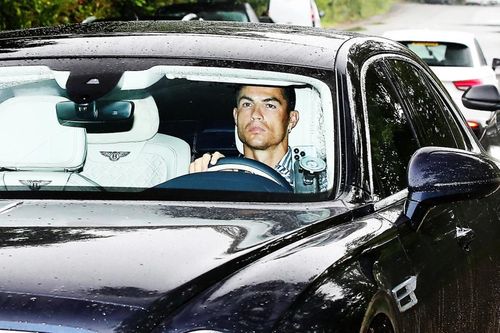 Ronaldo đến sân tập với gương mặt thẫn thờ