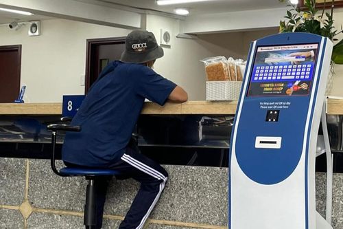 Midu xúc động chia sẻ câu chuyện cậu bé bán bánh mì bước vào ngân hàng: Ai cũng xứng đáng được tôn trọng!