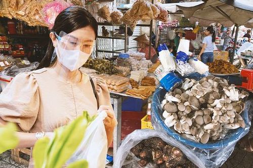 Thị trường thực phẩm chay tấp nập, hút khách mùa Vu Lan
