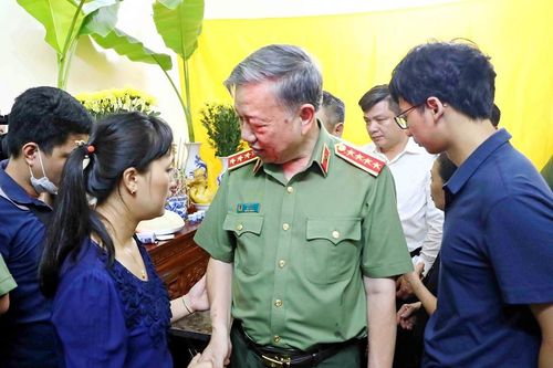 Bộ trưởng Bộ Công an thăm hỏi gia đình 3 cán bộ, chiến sĩ hy sinh khi chữa cháy tại quán karaoke trên phố Quan Hoa