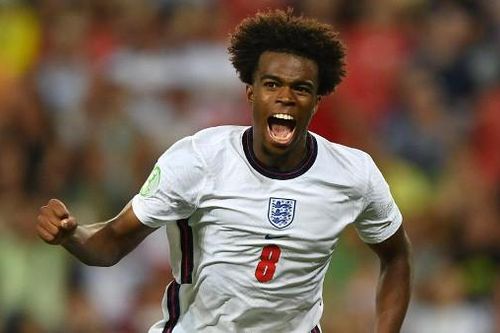 CHÍNH THỨC: Chelsea bất ngờ chiêu mộ thành công Carney Chukwuemeka từ Aston Villa