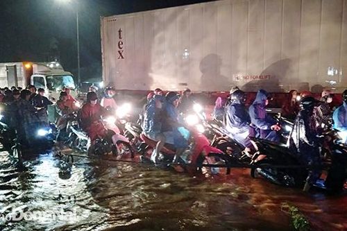 Mưa lớn gây kẹt xe kéo dài gần 3km tại Thống Nhất