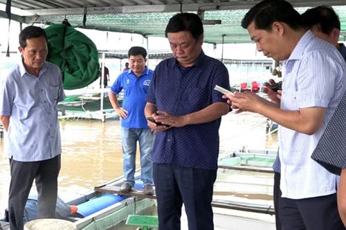 Bộ trưởng Lê Minh Hoan thăm Hội quán cá tra giống ở huyện Hồng Ngự