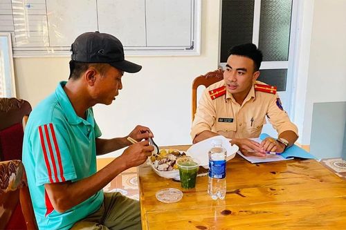 CSGT giúp đỡ người đàn ông bị mất sạch tiền trở về quê