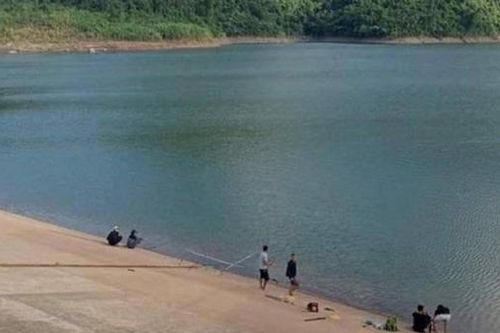 Hai chị em đuối nước khi tắm hồ, bố lao xuống cứu nhưng không kịp