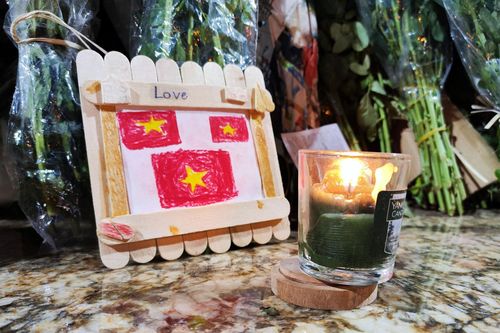 Xúc động tình cảm người dân đến đặt hoa tươi dưới tượng đài Cảnh sát PCCC
