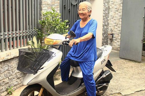 NSƯT Phi Điểu: Tuổi 91 vẫn tự chạy xe máy đi diễn, dạo phố mỗi ngày