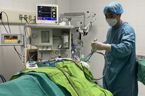 Mảnh xương vịt 'vắt' ngang thực quản người bệnh