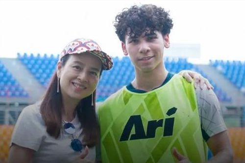 Sao trẻ Thái Lan được giải cứu khỏi cảnh dự bị dài ở Anh
