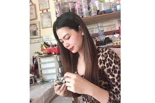 Lấy vải làm hoa, người phụ nữ có thể kiếm nửa triệu trong 6 tiếng