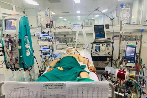 Đặt ECMO cứu bệnh nhân ngộ độc nặng do uống 43 viên thuốc huyết áp