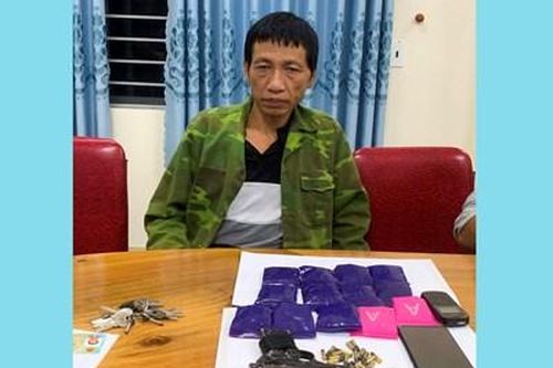 Bắt quả tang trai bản thủ 'hàng nóng' mua bán 2.600 viên ma túy