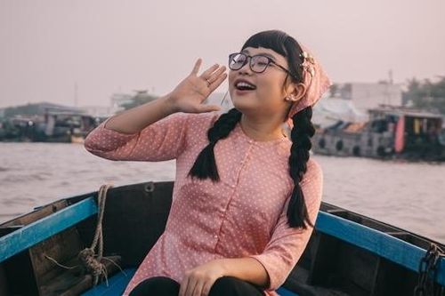 Thị phi bủa vây, sao nhí có đáng trách?