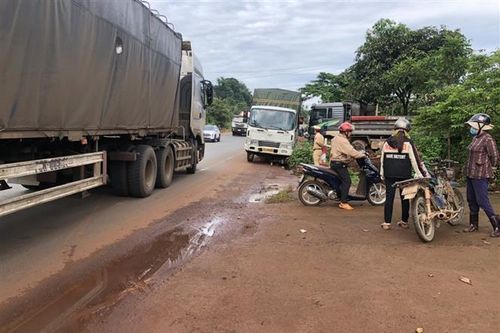 Bình Phước: Xe tải cuốn xe máy vào gầm, một người tử vong