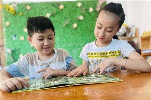 'Bí kíp' học 5 ngoại ngữ của hai chị em học sinh tiểu học