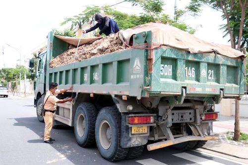 Cảnh sát giao thông TP Hồ Chí Minh xử lý 14 xe ben chở quá tải, quá khổ