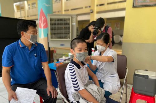 Khi nào phụ huynh nên đưa trẻ đi tiêm vaccine COVID-19 mũi nhắc lại?