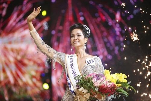 Lộ ảnh H'Hen Niê, Khánh Vân, Ngọc Châu thời đứng làm nền, mờ nhạt giữa dàn mỹ nhân