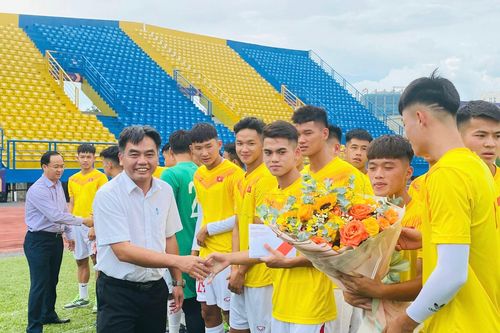 Đại diện lãnh đạo tỉnh Bình Dương thăm và động viên đội tuyển U20 Việt Nam