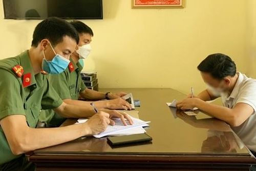 Mượn quân phục Công an mặc cho 'oai'