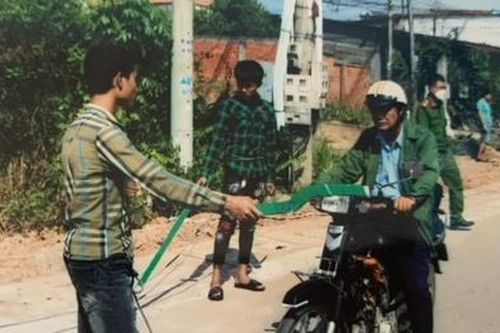 Nhóm thanh niên nhậu xong mang dao ra đường chặn xe để cướp