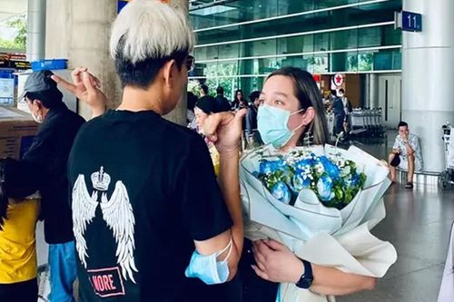 Sao Việt 4/8: Con gái Phi Nhung về Việt Nam thăm các em nuôi