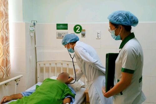 Ho, khó thở suốt một năm, bác sĩ gắp ra xương ống heo