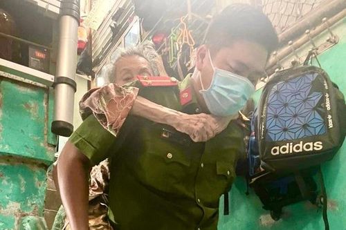 Hai cụ 100 tuổi được Cảnh sát khu vực cõng đi làm căn cước công dân gắn chíp