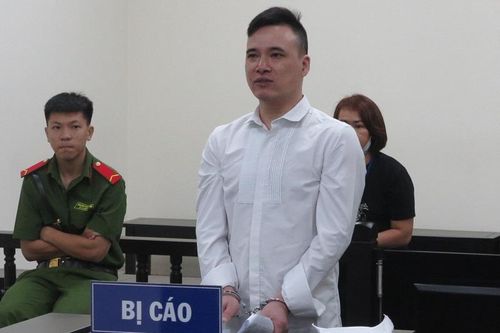 Sát hại 'tình địch' khi thấy vợ con trong 'vòng tay' người khác