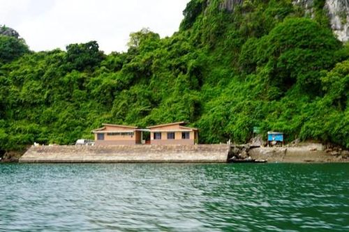 Những công trình vi phạm trên vịnh Hạ Long vẫn 'trơ gan cùng đá'