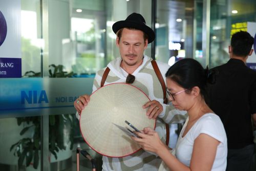 Ảnh Lee Ryan đến Việt Nam sau vụ bị bắt giữ trên máy bay