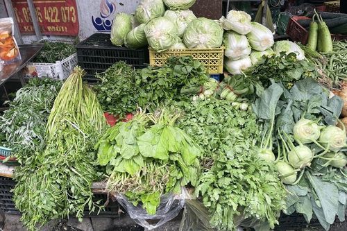 Xăng dầu giảm giá, hàng hóa sao mãi không giảm?