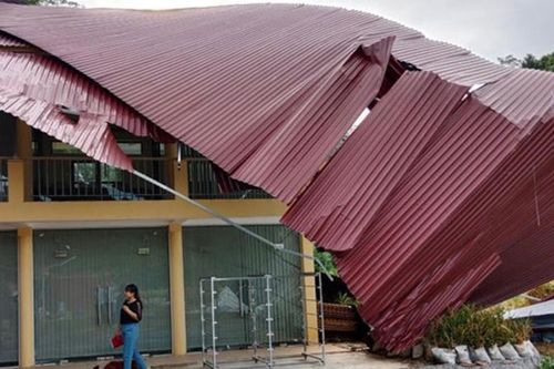 Dông lốc làm tốc mái hơn 120 nhà dân ở Bắc Kạn