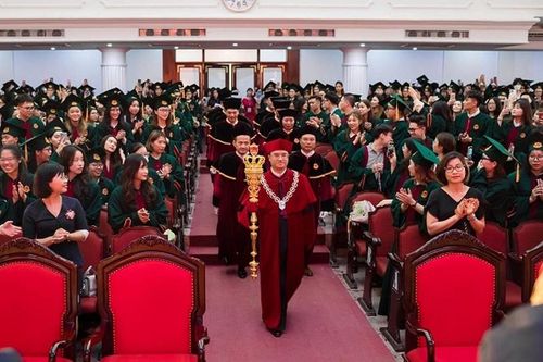 Hiệu trưởng Đại học Kinh tế cầm quyền trượng: Chỉ cần cảnh báo... lại châm chích quá lời!