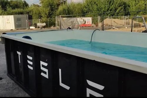 Tesla làm bể bơi cho người chờ sạc có thể tắm miễn phí