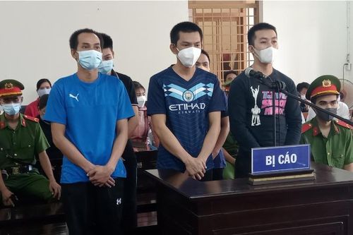 Nhóm 'cao bồi thôn' đánh trọng thương cán bộ công an lĩnh án