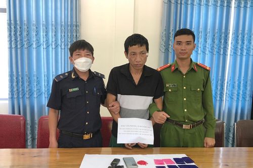 Bắt đối tượng buôn ma túy mang theo vũ khí 'nóng' để phòng thân