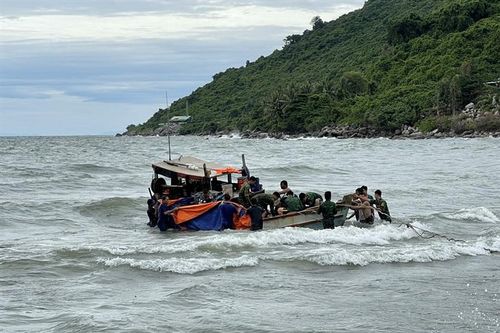 Cứu nạn thành công 2 ghe đánh cá bị chìm trên biển