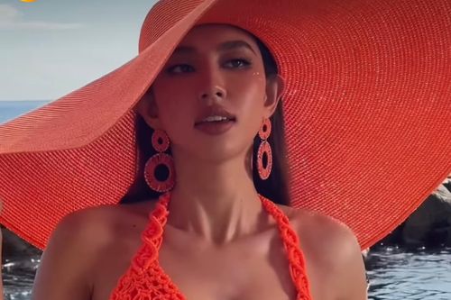 Hoa hậu Thùy Tiên mặc bikini đỏ rực, khoe dáng nóng bỏng tựa 'nàng tiên cá' trên biển