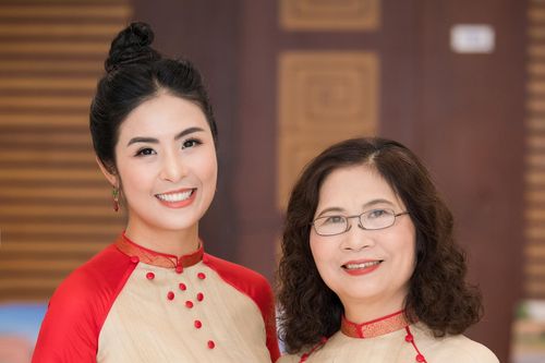 Hoa hậu Ngọc Hân và mẹ diện áo dài đôi dự sự kiện ngoại giao