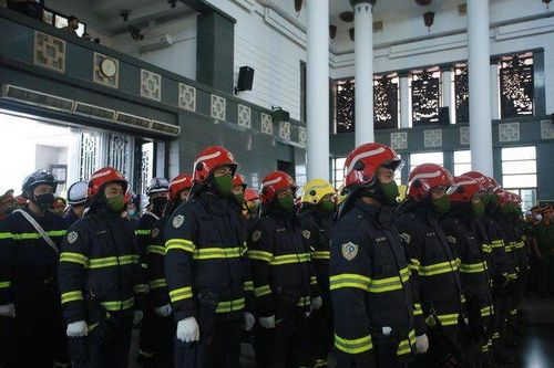 Lần cuối cùng trong vòng tay đồng đội