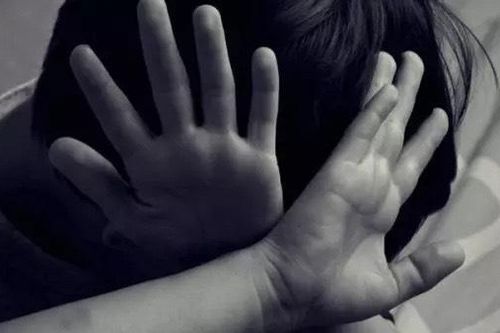 Bé gái bị trói tay, treo lơ lửng trên trần nhà do ngủ quên ở nhà bác